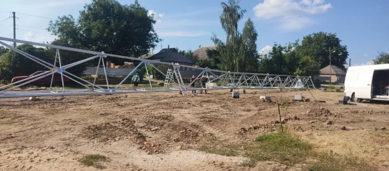 У Лубнах поряд з житловими будинками зводять вежу мобільного зв'язку: жителі б'ють на сполох