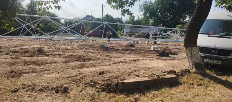 У Лубнах поряд з житловими будинками зводять вежу мобільного зв'язку: жителі б'ють на сполох