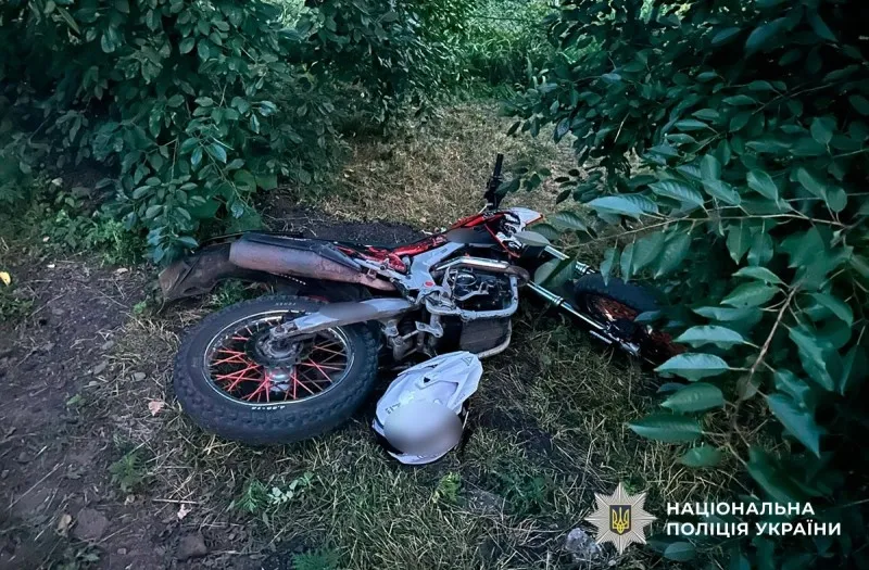 На Полтавщині мотоцикл не розминувся з трактором: постраждали неповнолітні