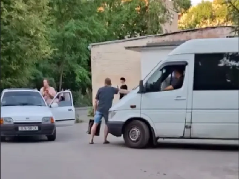 У Полтаві люди перекрили дорогу мікроавтобусу з мобілізованими