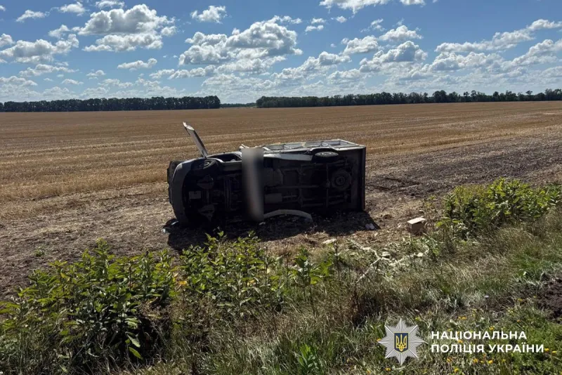 У Лубенському районі перекинувся мікроавтобус: водійку госпіталізували