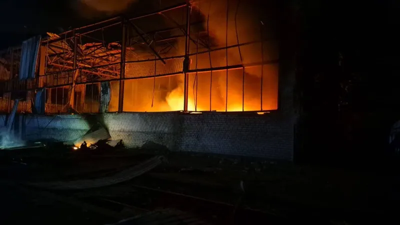 Через ворожий остріл є пошкодження у Полтавському та Кременчуцьких районах: міст через Дніпро перекритий