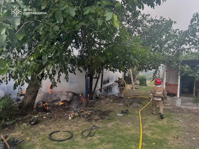 На Лубенщині рятувальники загасили пожежу у господарчій споруді