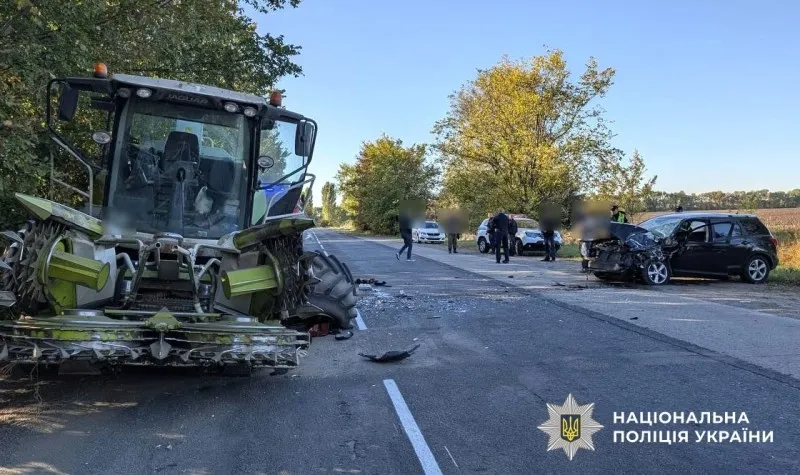 У Пирятинській громаді кросовер зіткнувся з комбайном: є травмований