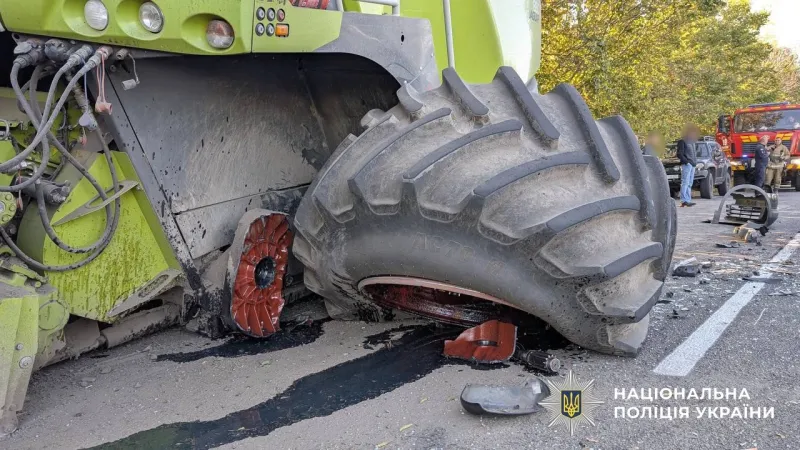 У Пирятинській громаді кросовер зіткнувся з комбайном: є травмований