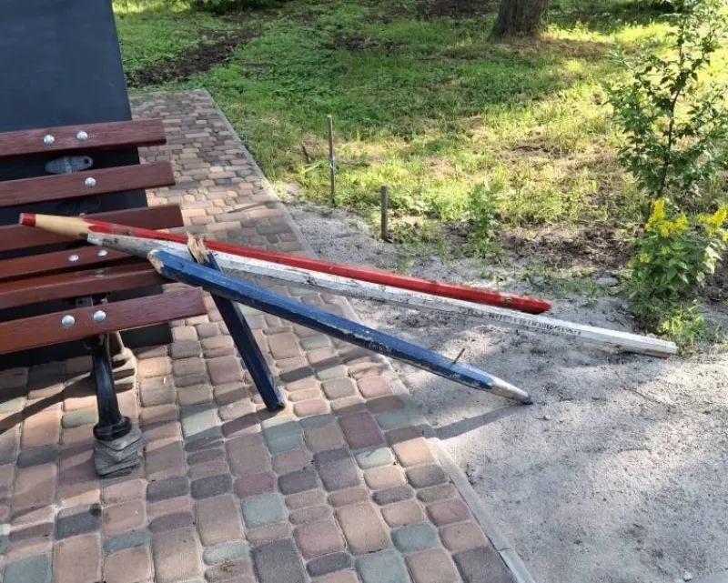 "Показав прикол": у Лубнах судили студента, який поламав лавки в Дитячому парку