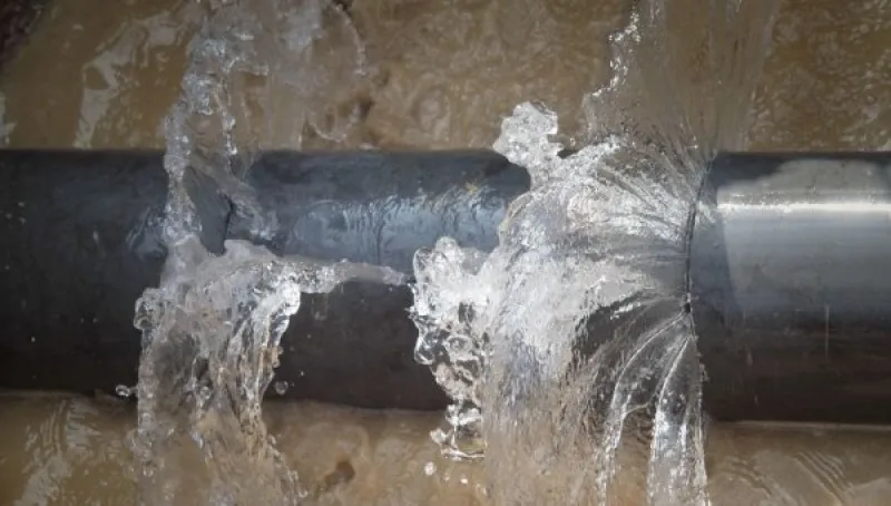 Порив водогону в Новооржицькому: без водопостачання 11 багатоповерхівок