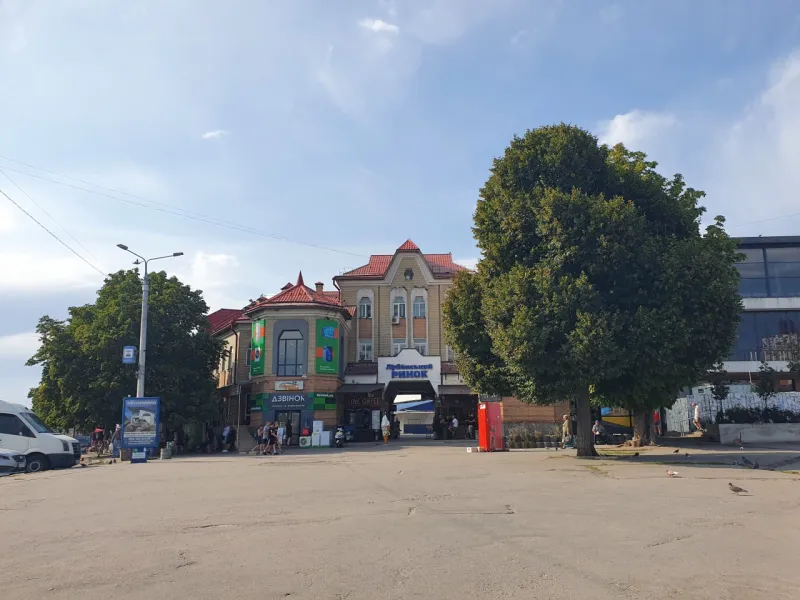 У Лубнах серед білого дня на площі пограбували пенсіонера: підозрюваного затримали