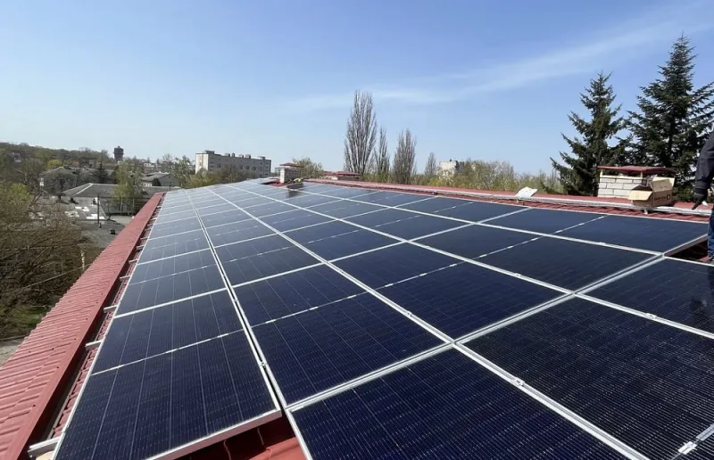 Лубенська лікарня ремонтує дах для встановлення сонячних панелей