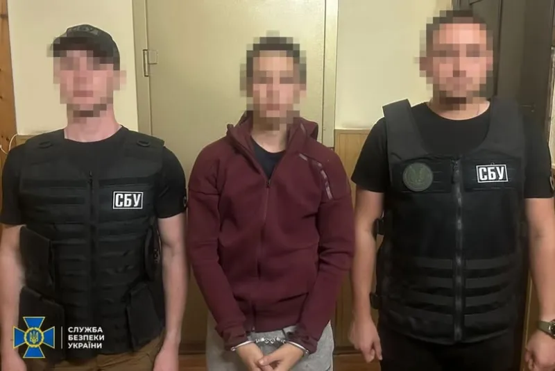 СБУ затримала 18-річного інформатора, який шпигував за військовими ешелонами на Полтавщині