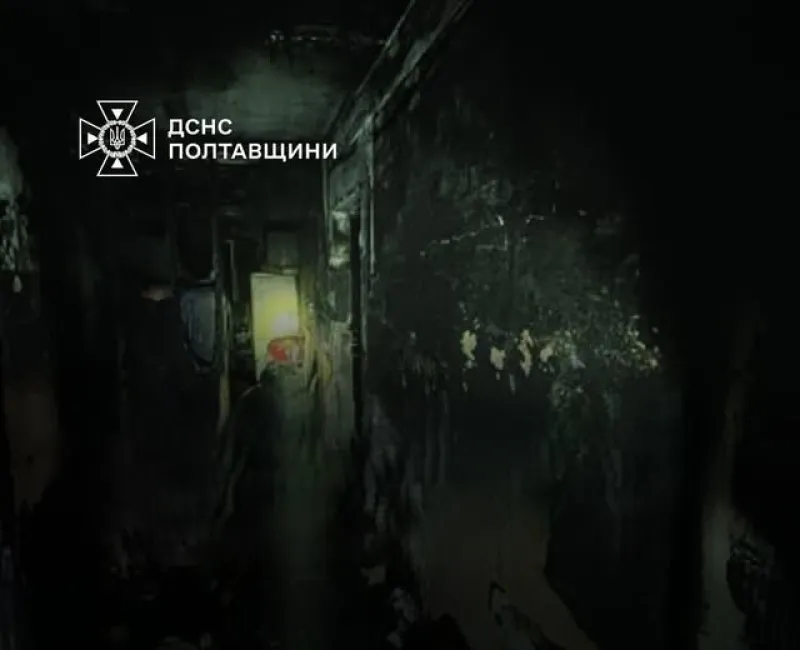 У Миргороді горіла багатоповерхівка: вогнеборці врятували 12 людей