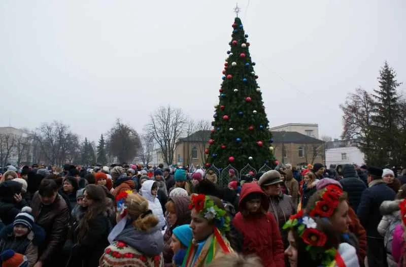 У Хоролі запитують думку жителів про встановлення новорічної ялинки