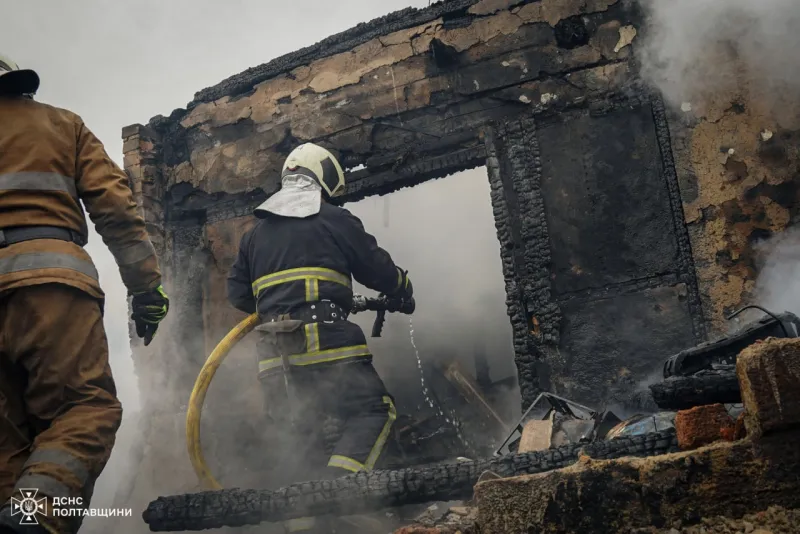 Пожежа на Хорольщині: згорів гараж, авто та мотоцикл, є постраждалий