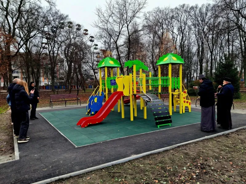 У Дитячому парку Лубен облаштували новий ігровий комплекс за майже пів мільйона гривень