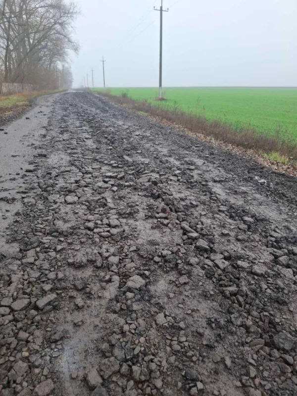 На Оржиччині трактор пошкодив понад 100 метрів асфальту: винна сторона пообіцяла відшкодувати збитки