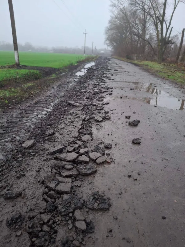 На Оржиччині трактор пошкодив понад 100 метрів асфальту: винна сторона пообіцяла відшкодувати збитки