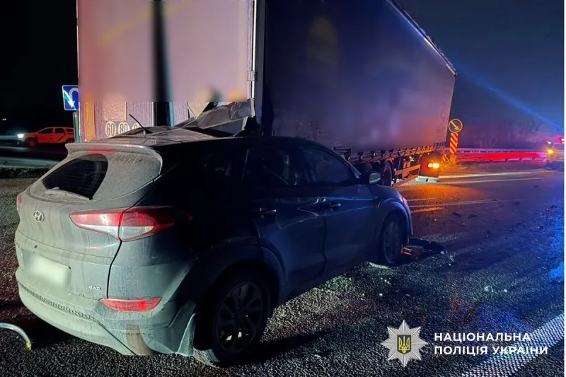 Смертельна аварія поблизу Пирятина: водій загинув, пасажирку госпіталізовано