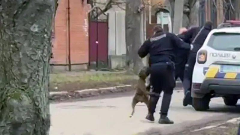 У Полтаві чоловік спустив собаку на поліцейських