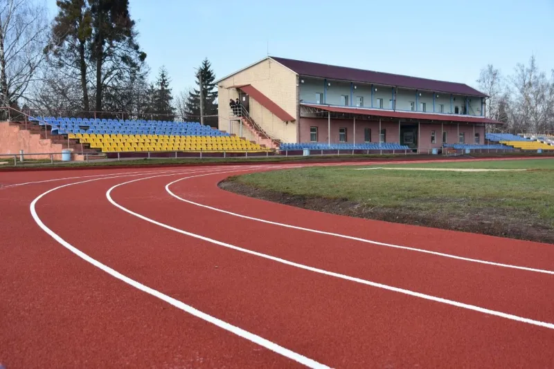 Підтримка спорту та ветеранів: у Пирятині модернізують стадіон за 8,6 млн грн