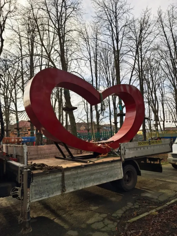 У Лубнах у парку з'явилася нова інсталяція у вигляді серця
