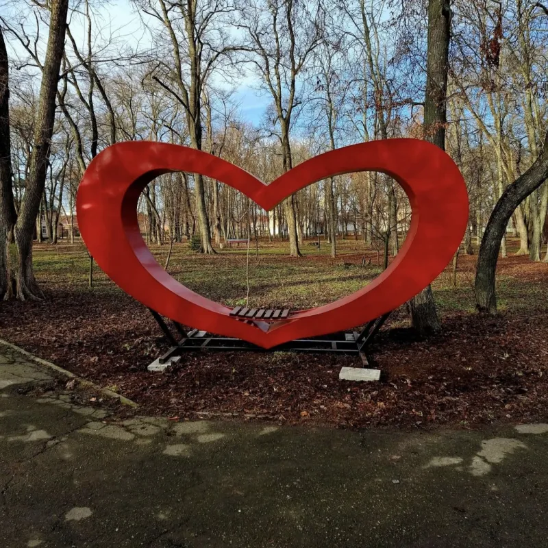 У Лубнах у парку з'явилася нова інсталяція у вигляді серця