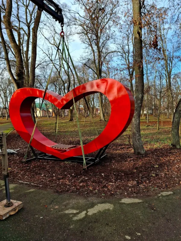 У Лубнах у парку з'явилася нова інсталяція у вигляді серця