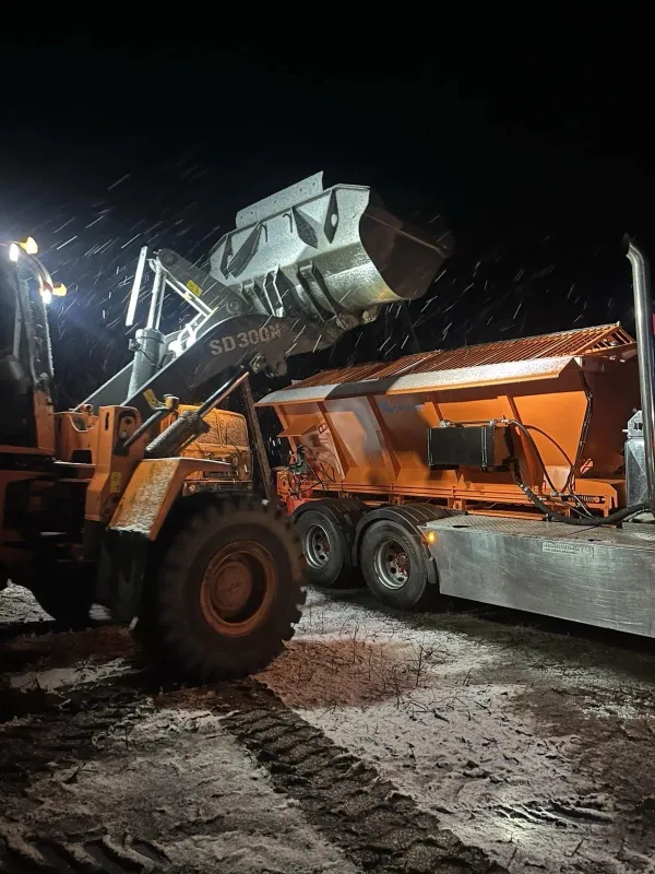 850 тонн протиожеледної суміші: як Полтавщина боролася зі снігом уночі