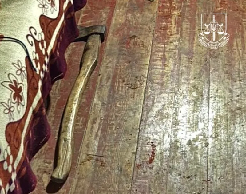 На Полтавщині під час конфлікту чоловік вдарив матір сокирою