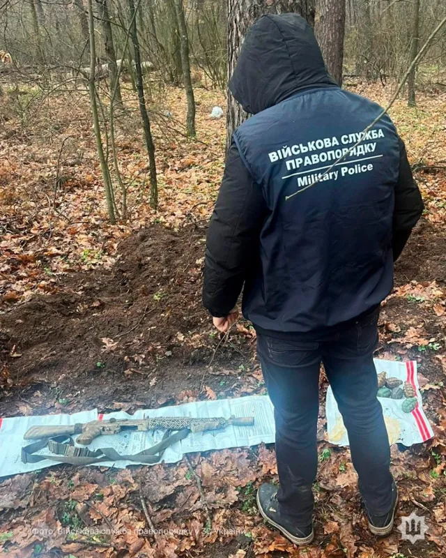 У лісосмузі на Полтавщині виявили схрон зі зброєю та боєприпасами