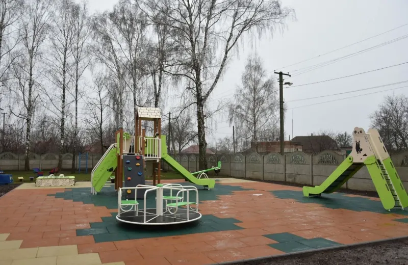 У чотирьох дитячих садочках Пирятина з'явилися сучасні ігрові майданчики