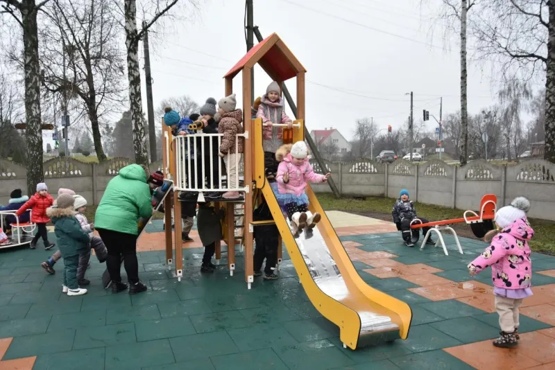 У чотирьох дитячих садочках Пирятина з'явилися сучасні ігрові майданчики