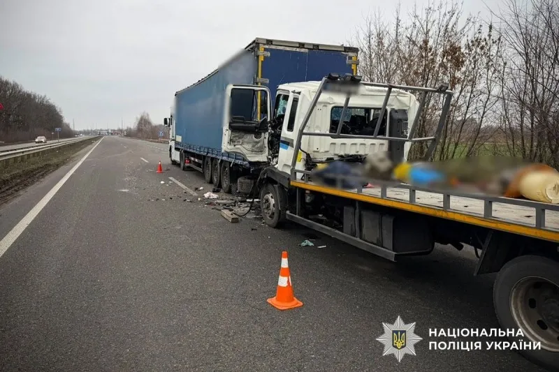 Поблизу Лубен зіткнулися дві вантажівки: один з водіїв у реанімації