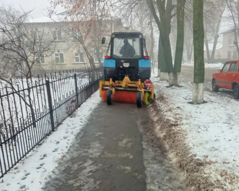 В Оржиці очищають тротуари й дороги після відлиги