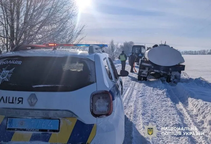 На Оржиччині патрульні допомогли водієві молоковоза вибратися зі снігового замету