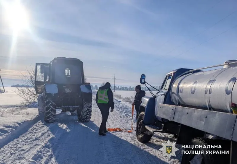 На Оржиччині патрульні допомогли водієві молоковоза вибратися зі снігового замету