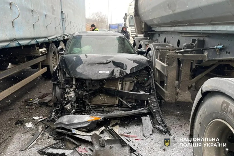 Потрійна ДТП на трасі Київ-Харків: один із водіїв у лікарні