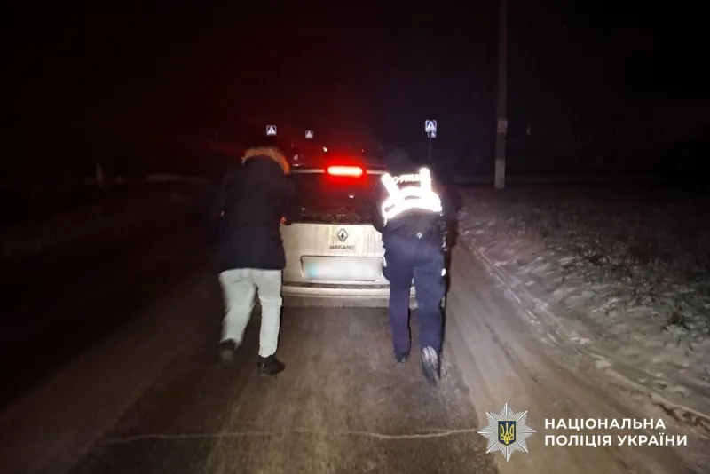 На Хорольщині поліцейські допомогли водієві дістатися до дружини в пологове відділення