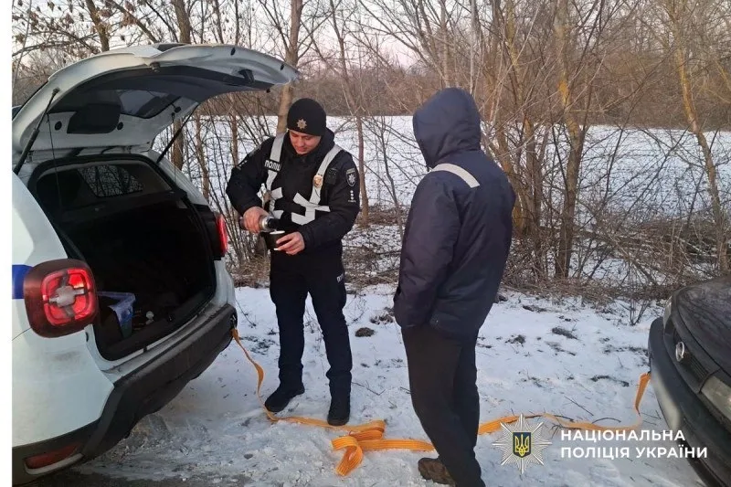 На Хорольщині поліцейські допомогли водієві дістатися до дружини в пологове відділення