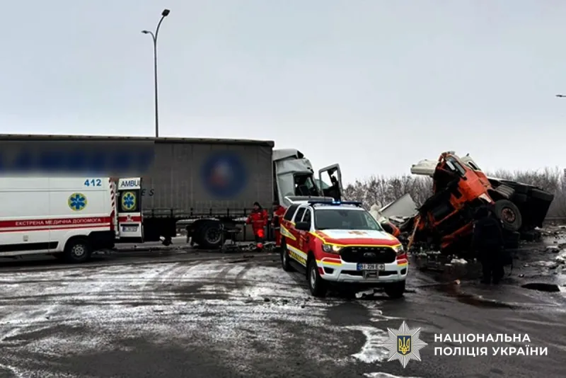 Поблизу Пирятина зіткнулися дві вантажівки: є постраждалі