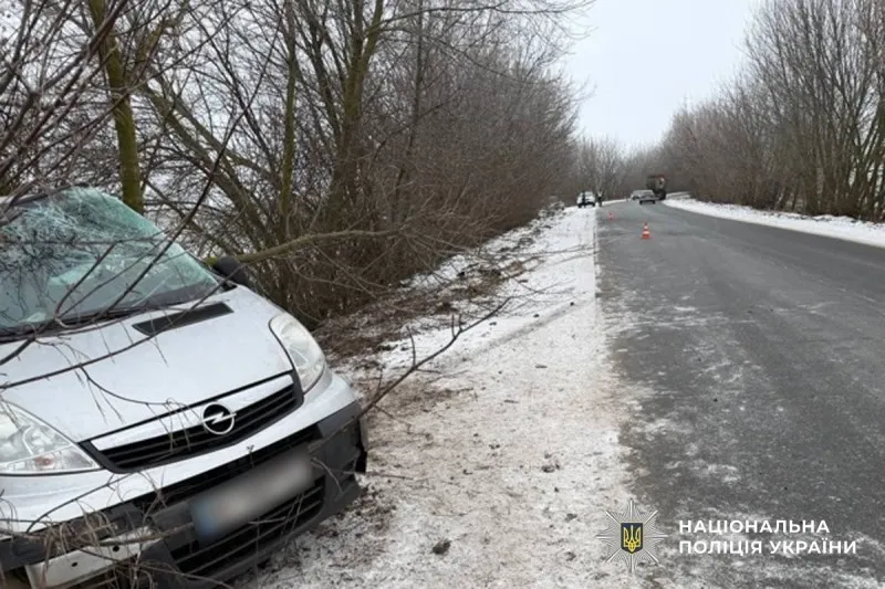На трасі Лубни-Оржиця мікроавтобус потрапив у ДТП: двоє людей у лікарні