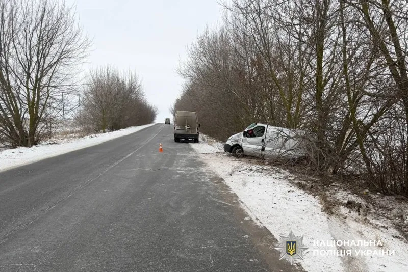 На трасі Лубни-Оржиця мікроавтобус потрапив у ДТП: двоє людей у лікарні