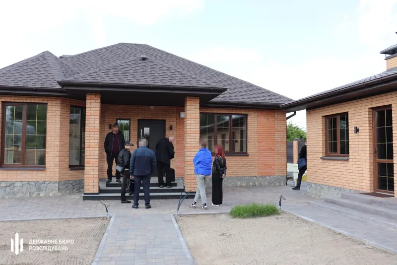 Будували маєтки замість служби: на Полтавщині судитимуть експравоохоронців