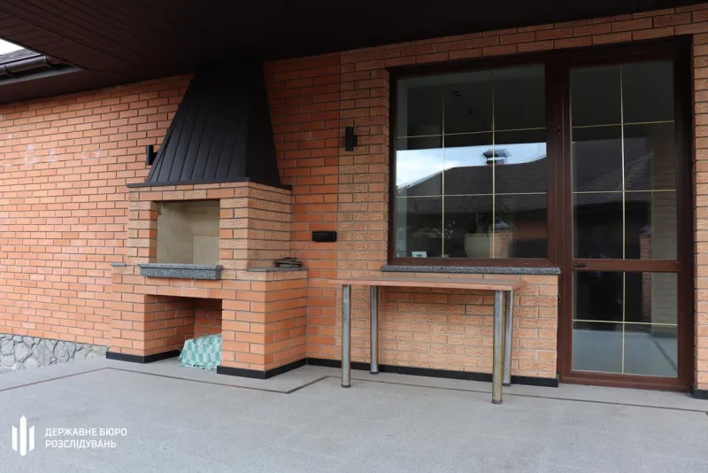 Будували маєтки замість служби: на Полтавщині судитимуть експравоохоронців