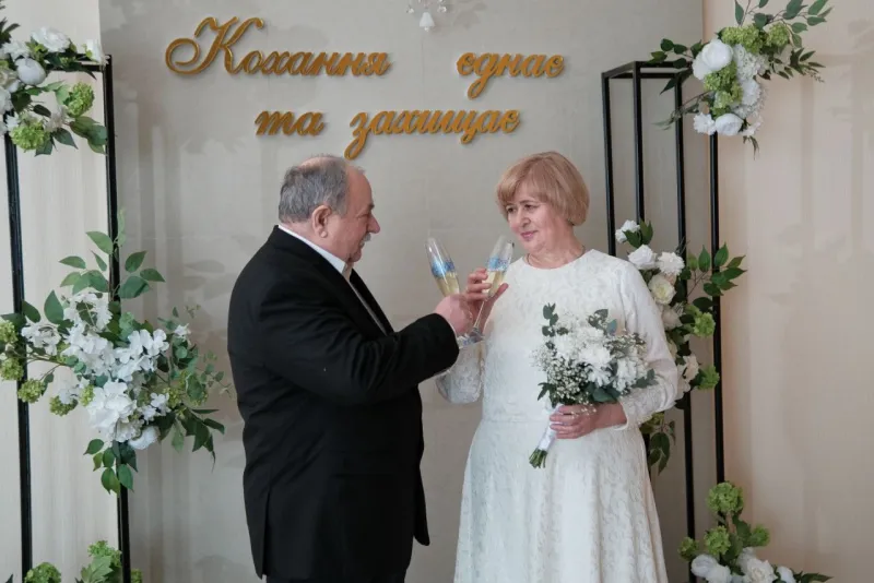 Пів століття разом: у Лубнах діти влаштували повторне весілля батькам
