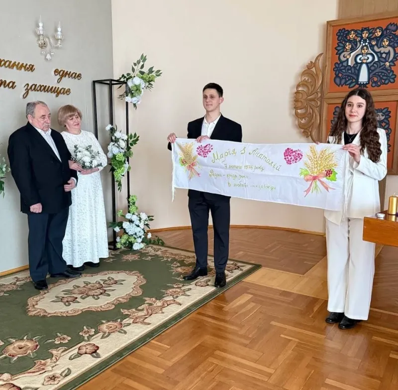 Пів століття разом: у Лубнах діти влаштували повторне весілля батькам