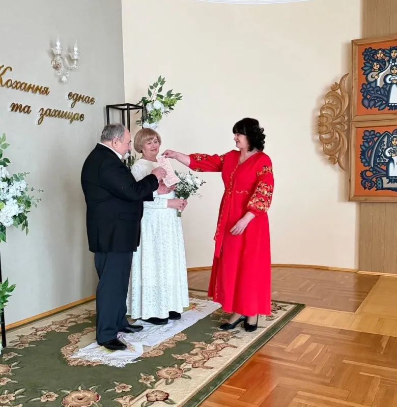 Пів століття разом: у Лубнах діти влаштували повторне весілля батькам