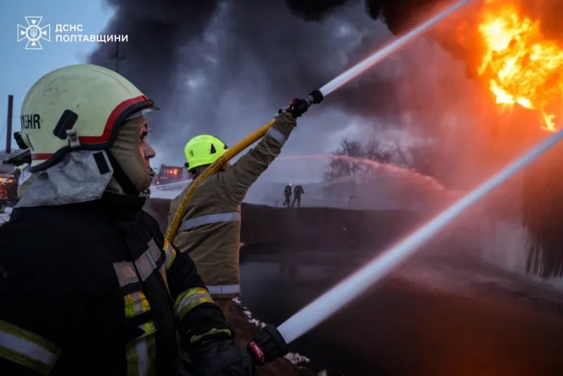 Понад 150 рятувальників гасили пожежу після атаки на Миргородщині