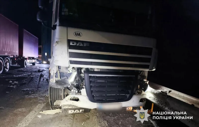 Біля Вільшанки Mercedes зіткнувся з вантажівкою, після чого людей збив Daf