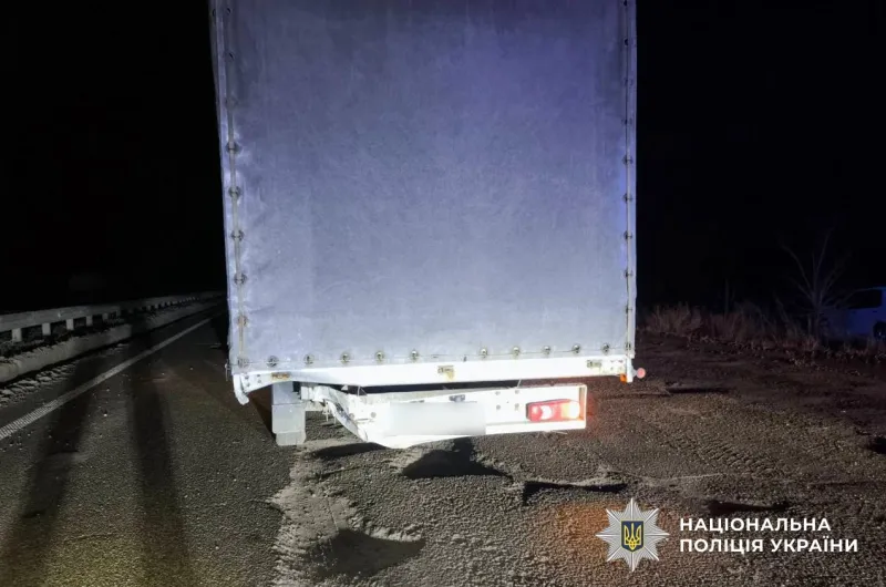 Біля Вільшанки Mercedes зіткнувся з вантажівкою, після чого людей збив Daf