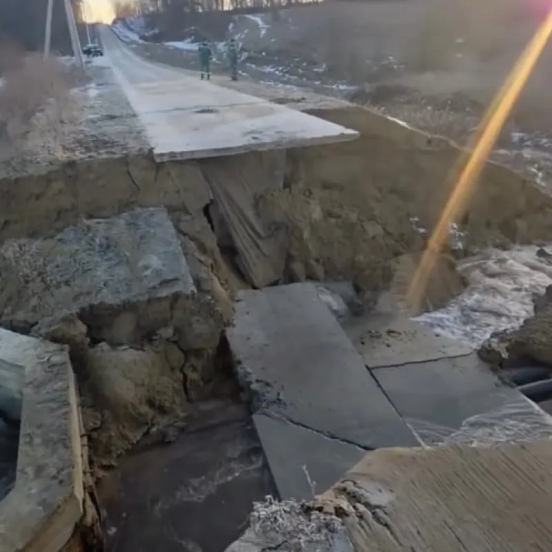 На Лубенщині вода змила дамбу разом із дорогою